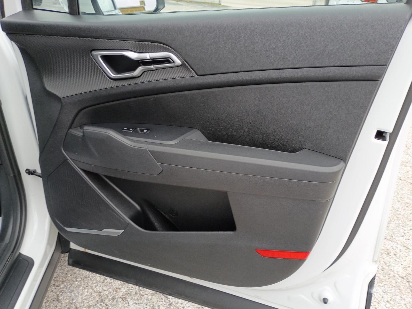 2025 Silver /Black Kia Sportage LX (5XYK23DF9SG) with an 2.5L V6 DOHC 24V engine, 8A transmission, located at 1842 Wirt Road, Houston, TX, 77055, (713) 973-3903, 29.805330, -95.484787 - Photo#13