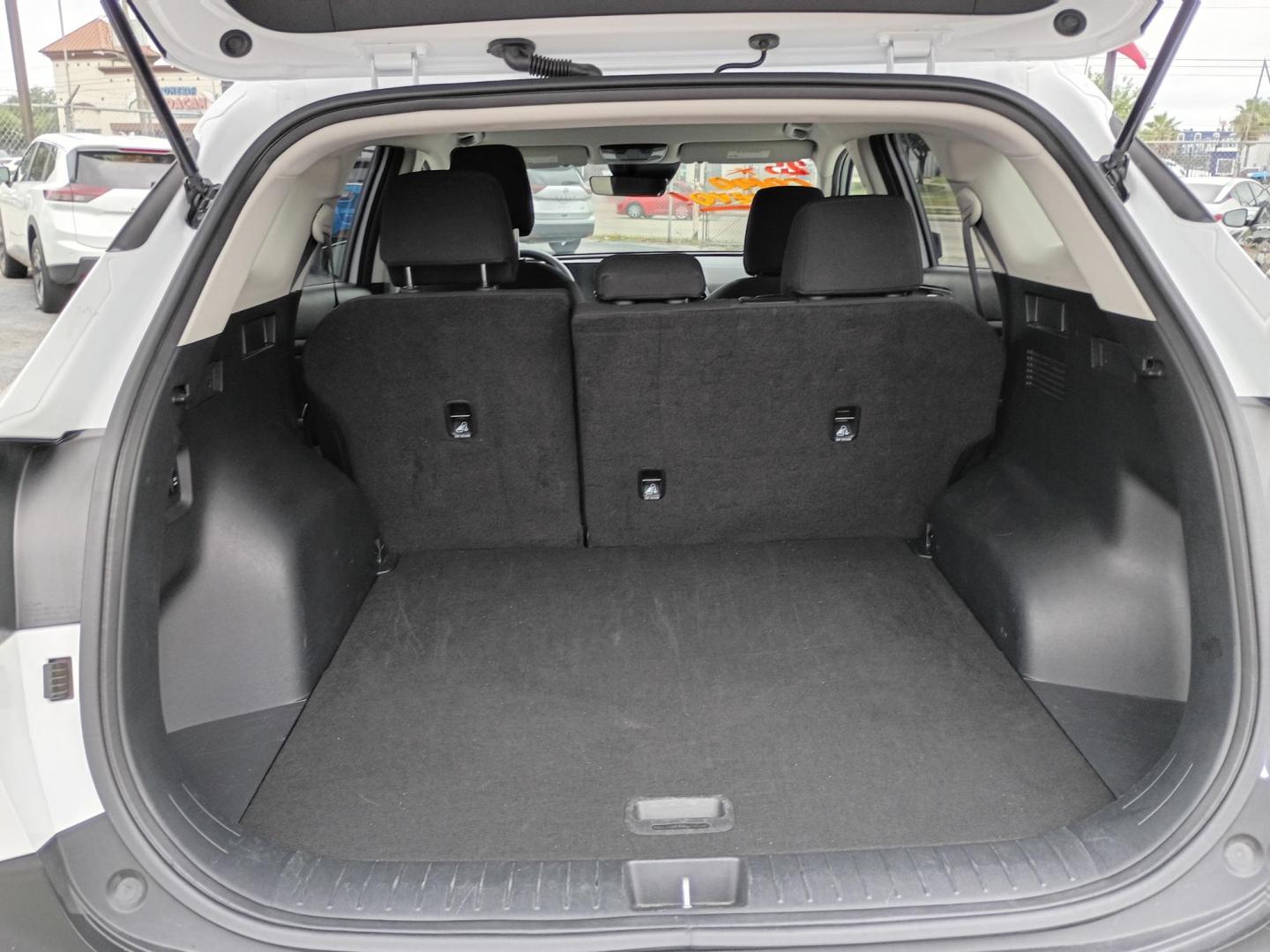 2025 Silver /Black Kia Sportage LX (5XYK23DF9SG) with an 2.5L V6 DOHC 24V engine, 8A transmission, located at 1842 Wirt Road, Houston, TX, 77055, (713) 973-3903, 29.805330, -95.484787 - Photo#18