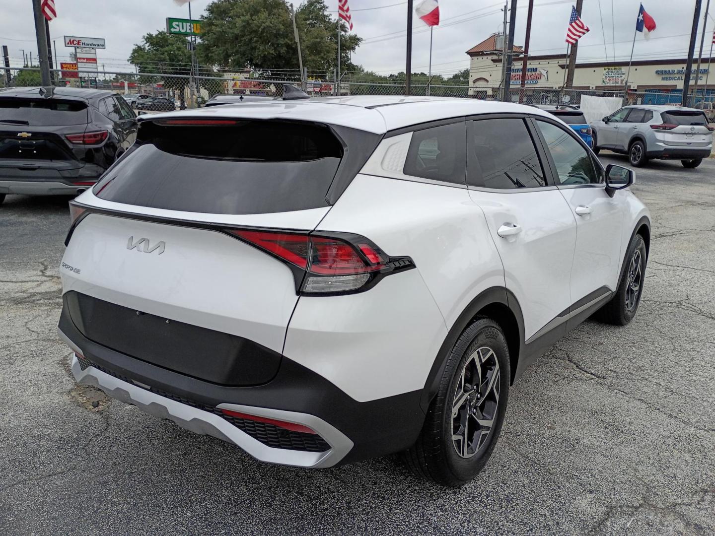 2025 Silver /Black Kia Sportage LX (5XYK23DF9SG) with an 2.5L V6 DOHC 24V engine, 8A transmission, located at 1842 Wirt Road, Houston, TX, 77055, (713) 973-3903, 29.805330, -95.484787 - Photo#4