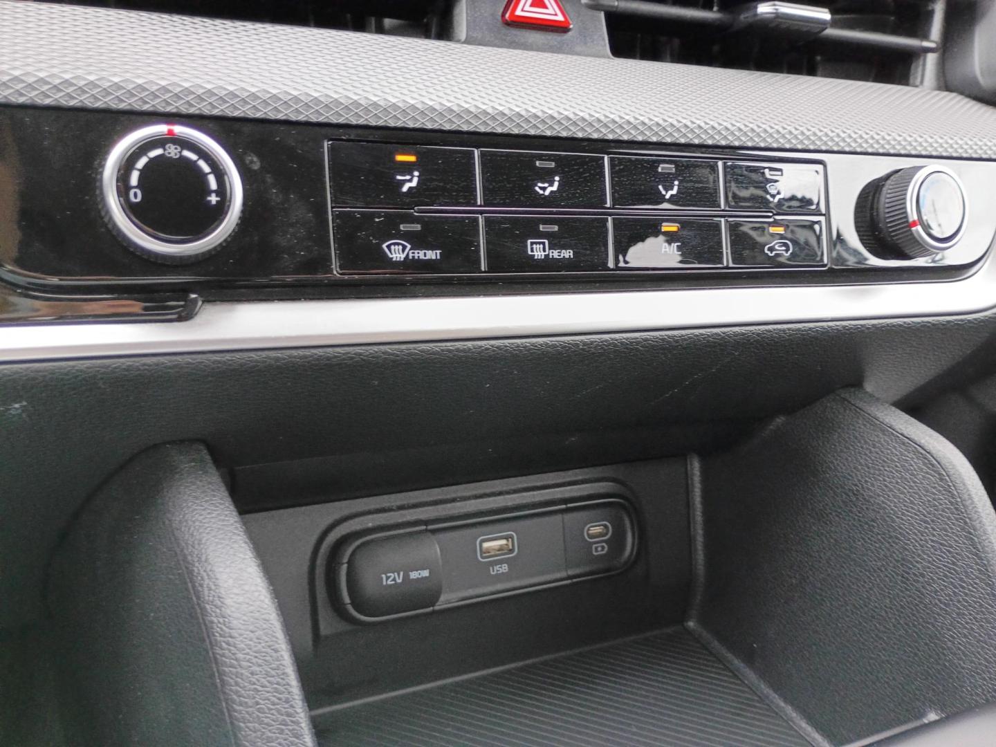 2025 Silver /Black Kia Sportage LX (5XYK23DF9SG) with an 2.5L V6 DOHC 24V engine, 8A transmission, located at 1842 Wirt Road, Houston, TX, 77055, (713) 973-3903, 29.805330, -95.484787 - Photo#23