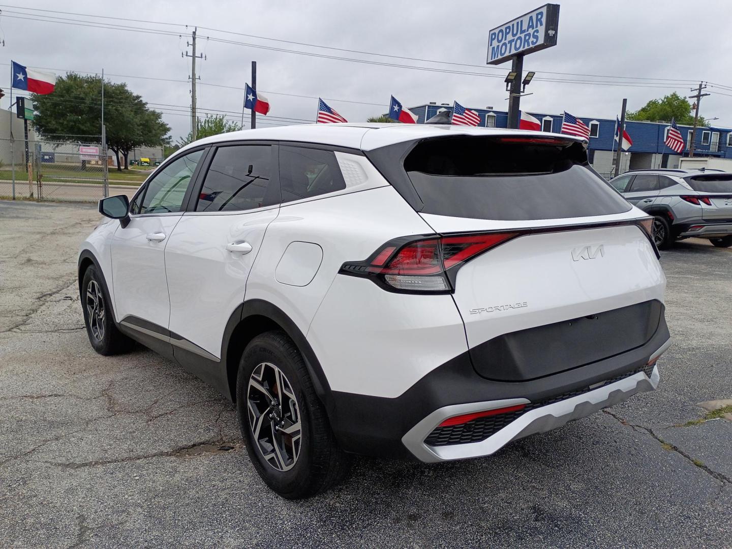 2025 White /Black Kia Sportage LX (5XYK23DF8SG) with an 2.5L V6 DOHC 24V engine, 8A transmission, located at 1842 Wirt Road, Houston, TX, 77055, (713) 973-3903, 29.805330, -95.484787 - Photo#2