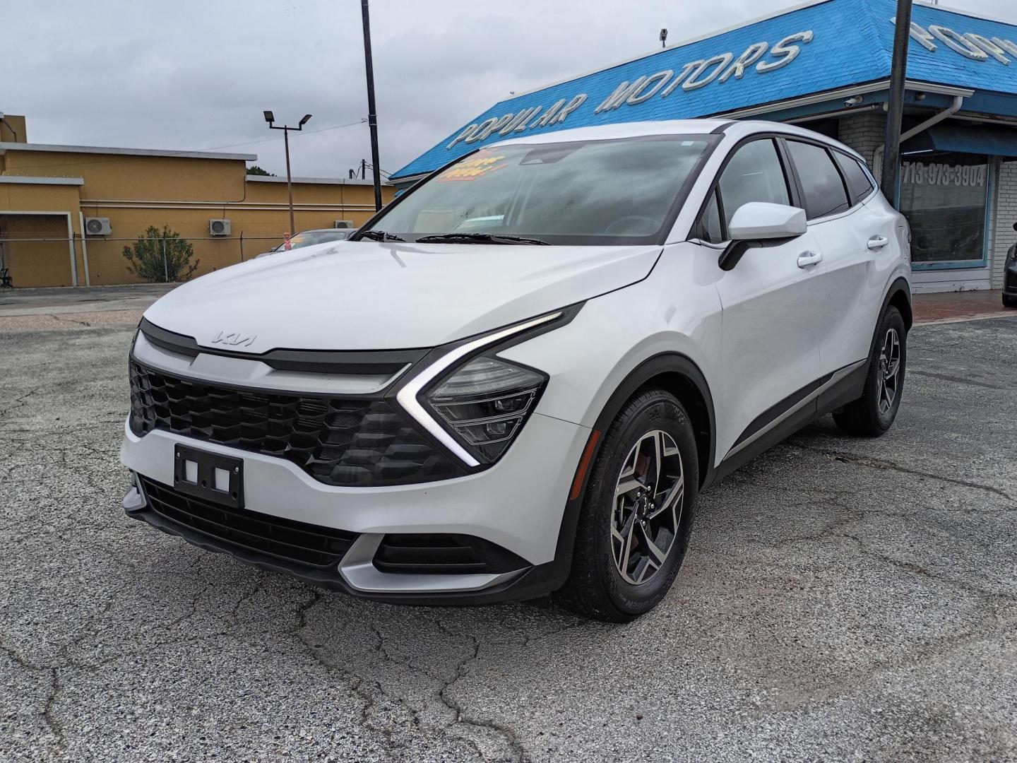 2025 White /Black Kia Sportage LX (5XYK23DF8SG) with an 2.5L V6 DOHC 24V engine, 8A transmission, located at 1842 Wirt Road, Houston, TX, 77055, (713) 973-3903, 29.805330, -95.484787 - Photo#0