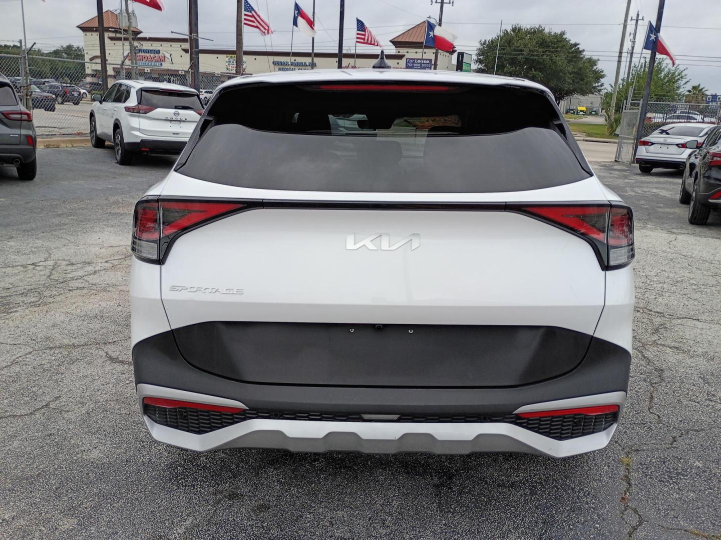 2025 White /Black Kia Sportage LX (5XYK23DF8SG) with an 2.5L V6 DOHC 24V engine, 8A transmission, located at 1842 Wirt Road, Houston, TX, 77055, (713) 973-3903, 29.805330, -95.484787 - Photo#3