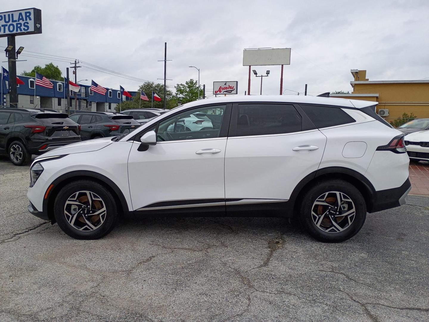 2025 White /Black Kia Sportage LX (5XYK23DF8SG) with an 2.5L V6 DOHC 24V engine, 8A transmission, located at 1842 Wirt Road, Houston, TX, 77055, (713) 973-3903, 29.805330, -95.484787 - Photo#1