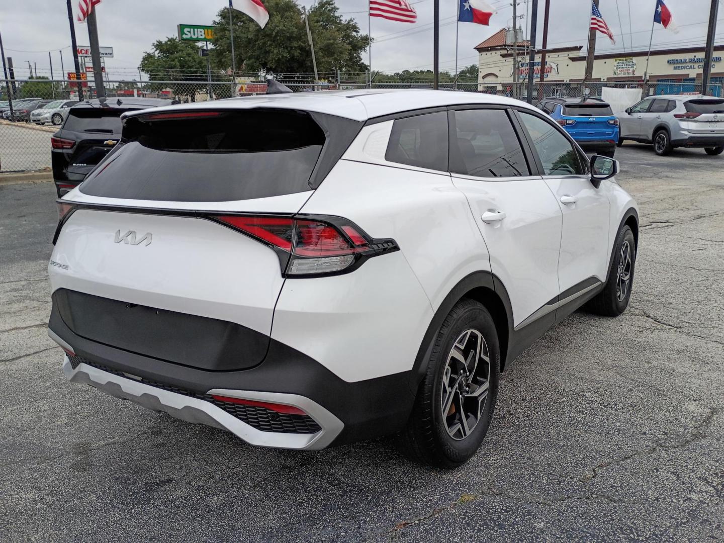 2025 White /Black Kia Sportage LX (5XYK23DF8SG) with an 2.5L V6 DOHC 24V engine, 8A transmission, located at 1842 Wirt Road, Houston, TX, 77055, (713) 973-3903, 29.805330, -95.484787 - Photo#4