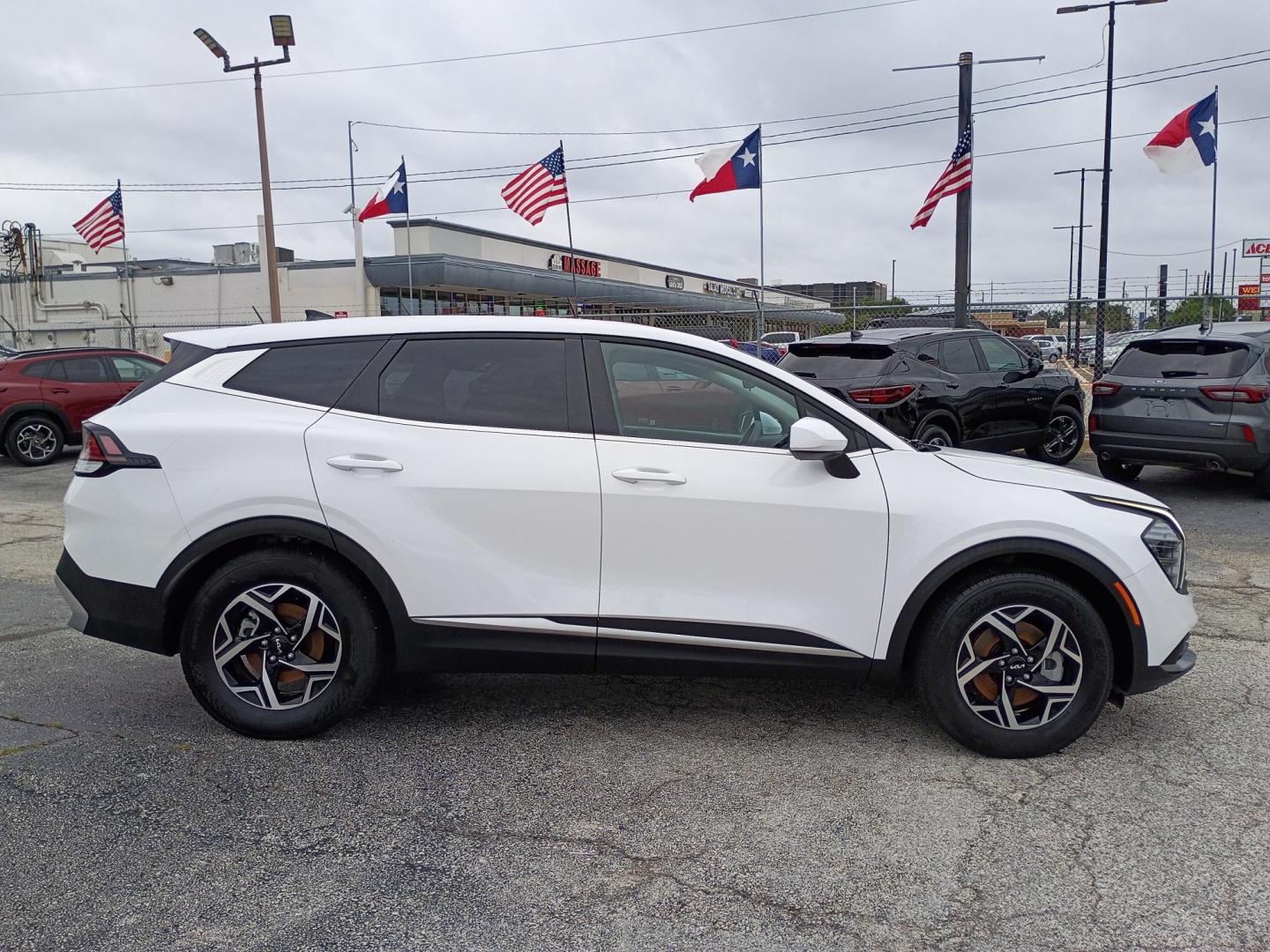 2025 White /Black Kia Sportage LX (5XYK23DF8SG) with an 2.5L V6 DOHC 24V engine, 8A transmission, located at 1842 Wirt Road, Houston, TX, 77055, (713) 973-3903, 29.805330, -95.484787 - Photo#5