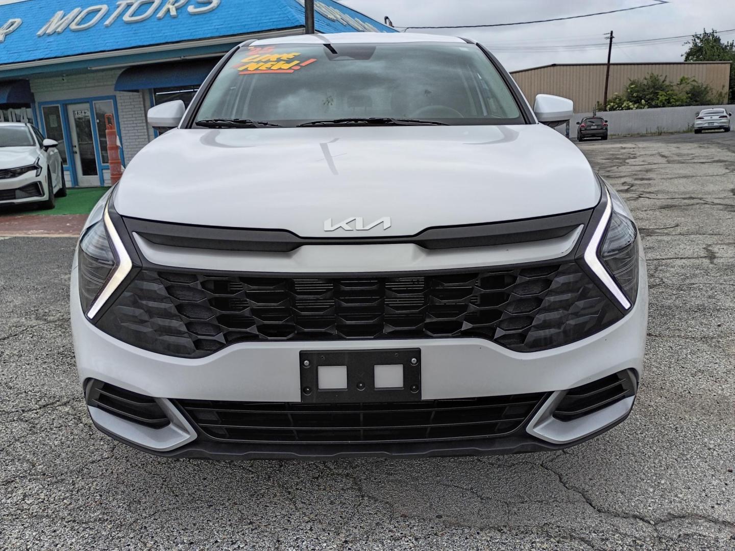 2025 White /Black Kia Sportage LX (5XYK23DF8SG) with an 2.5L V6 DOHC 24V engine, 8A transmission, located at 1842 Wirt Road, Houston, TX, 77055, (713) 973-3903, 29.805330, -95.484787 - Photo#7