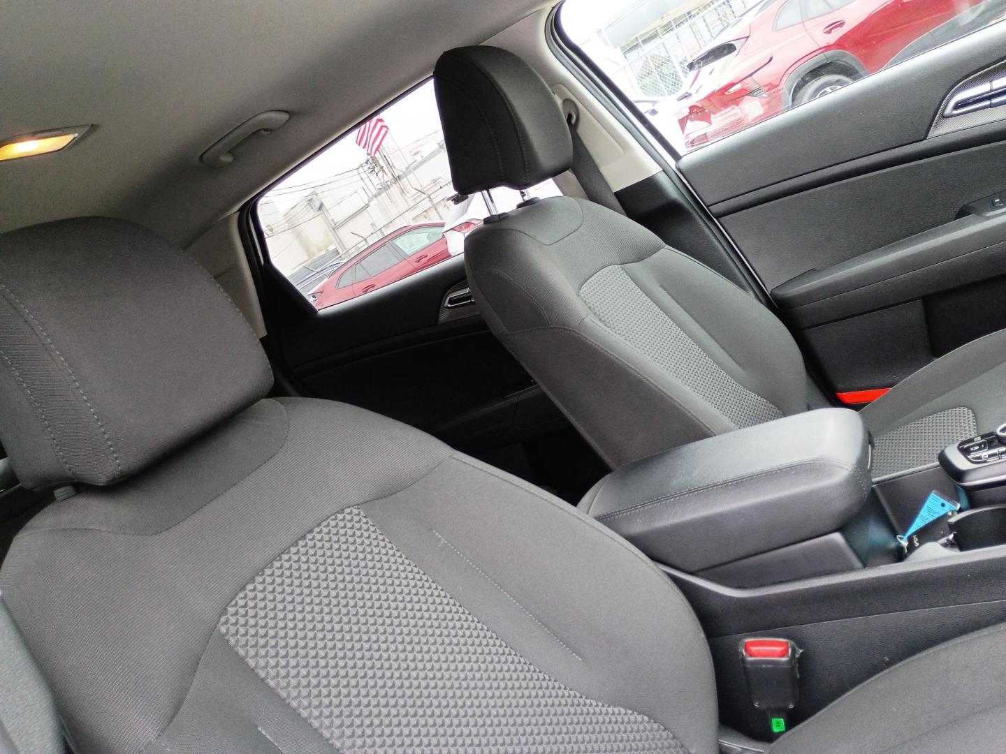 2025 White /Black Kia Sportage LX (5XYK23DF8SG) with an 2.5L V6 DOHC 24V engine, 8A transmission, located at 1842 Wirt Road, Houston, TX, 77055, (713) 973-3903, 29.805330, -95.484787 - Photo#12