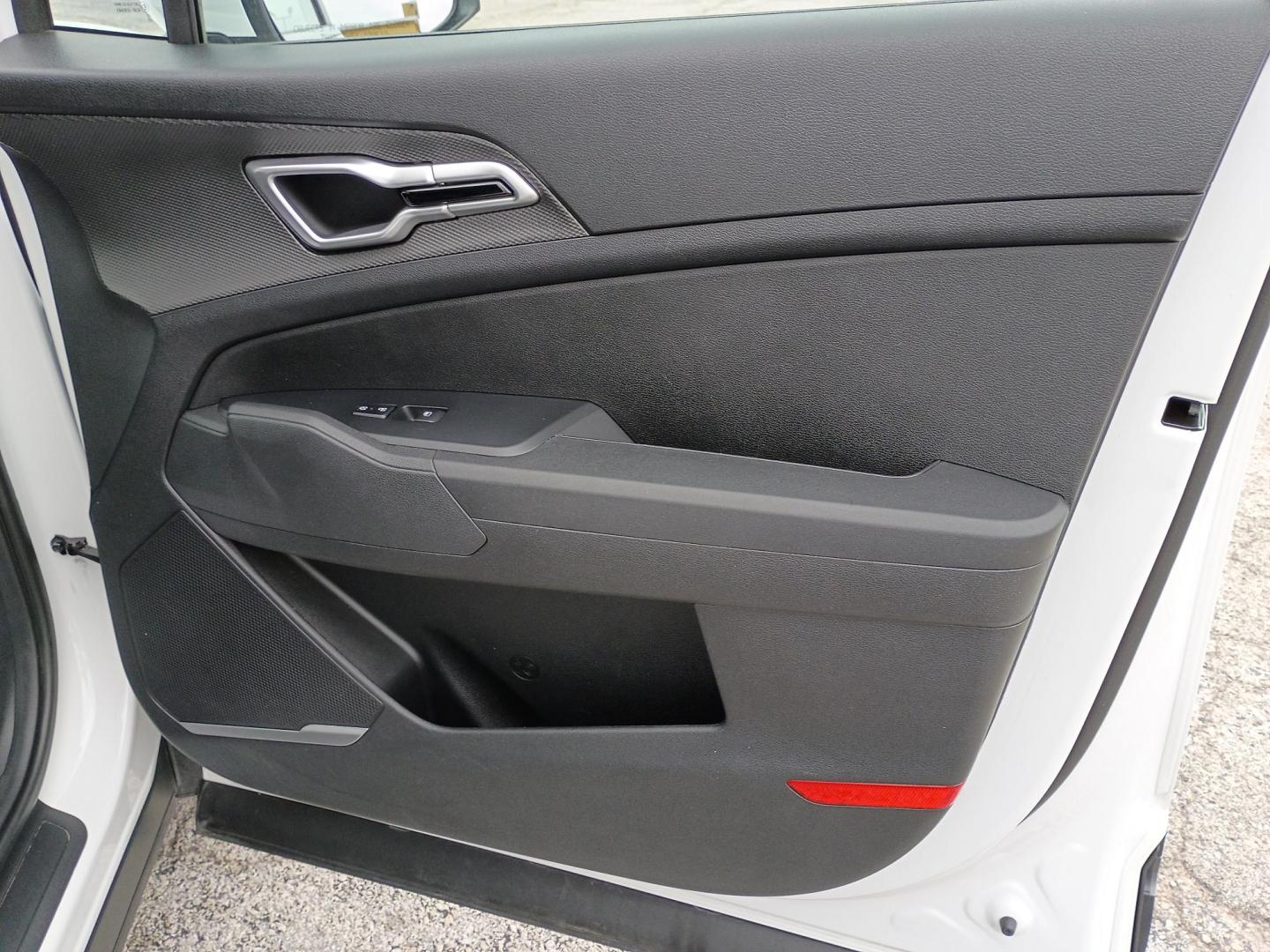 2025 White /Black Kia Sportage LX (5XYK23DF8SG) with an 2.5L V6 DOHC 24V engine, 8A transmission, located at 1842 Wirt Road, Houston, TX, 77055, (713) 973-3903, 29.805330, -95.484787 - Photo#13