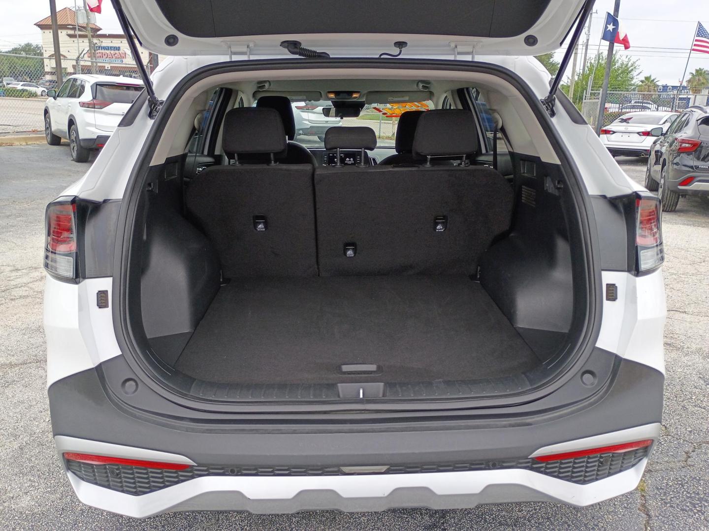 2025 White /Black Kia Sportage LX (5XYK23DF8SG) with an 2.5L V6 DOHC 24V engine, 8A transmission, located at 1842 Wirt Road, Houston, TX, 77055, (713) 973-3903, 29.805330, -95.484787 - Photo#18