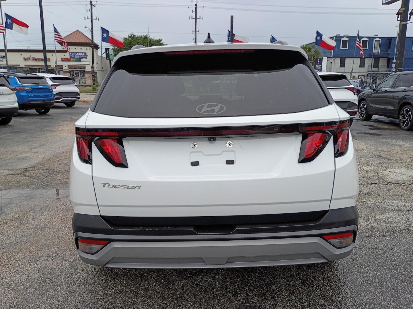 2025 White Hyundai Tucson SEL (5NMJB3DE9SH) with an 2.5L L4 DOHC 16V engine, 8A transmission, located at 1842 Wirt Road, Houston, TX, 77055, (713) 973-3903, 29.805330, -95.484787 - Photo#3