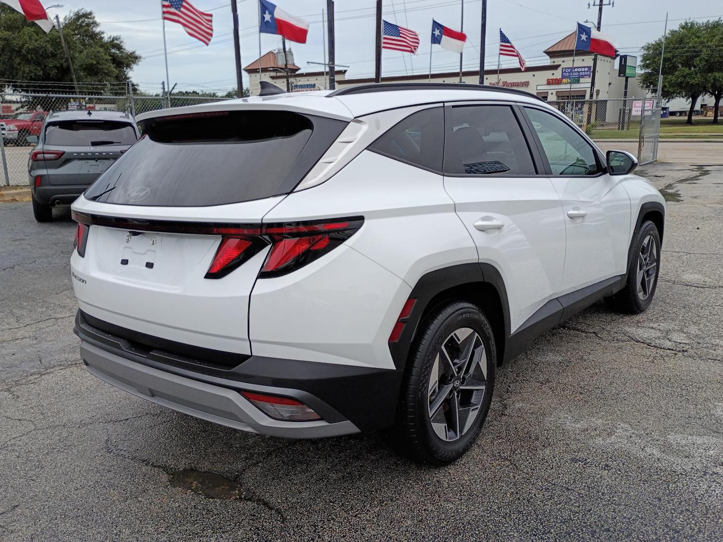 2025 White Hyundai Tucson SEL (5NMJB3DE9SH) with an 2.5L L4 DOHC 16V engine, 8A transmission, located at 1842 Wirt Road, Houston, TX, 77055, (713) 973-3903, 29.805330, -95.484787 - Photo#4