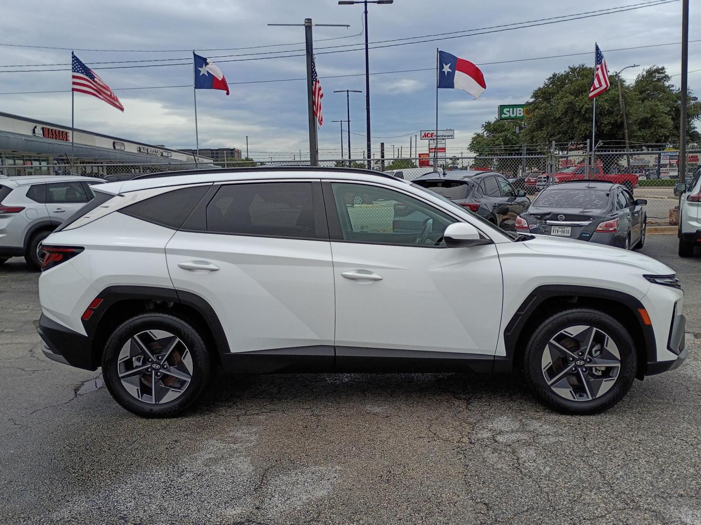 2025 White Hyundai Tucson SEL (5NMJB3DE9SH) with an 2.5L L4 DOHC 16V engine, 8A transmission, located at 1842 Wirt Road, Houston, TX, 77055, (713) 973-3903, 29.805330, -95.484787 - Photo#5