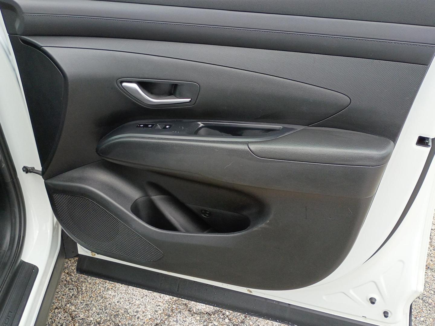 2025 White Hyundai Tucson SEL (5NMJB3DE9SH) with an 2.5L L4 DOHC 16V engine, 8A transmission, located at 1842 Wirt Road, Houston, TX, 77055, (713) 973-3903, 29.805330, -95.484787 - Photo#13