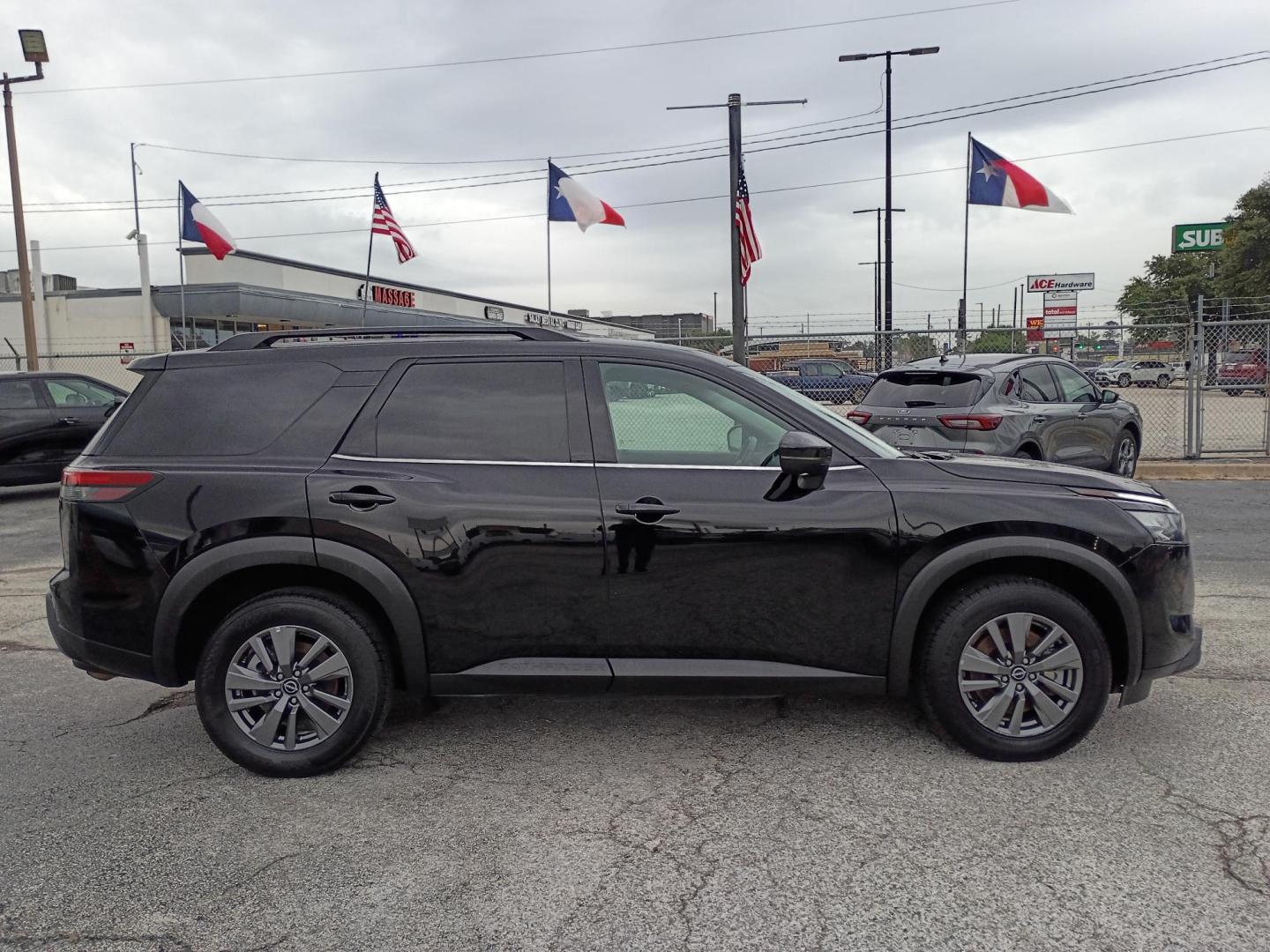 2024 Black Nissan Pathfinder SV 4WD (5N1DR3BC0RC) with an 3.5L V6 DOHC 24V engine, CVT transmission, located at 1842 Wirt Road, Houston, TX, 77055, (713) 973-3903, 29.805330, -95.484787 - Photo#5