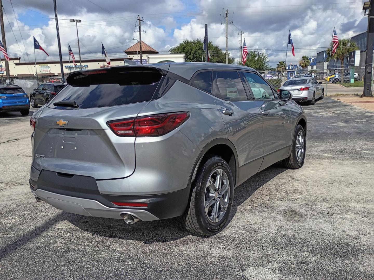 2025 Silver Chevrolet Blazer 2LT (3GNKBCR45SS) with an 2.0L L4 DOHC 16 TURBO engine, 9A transmission, located at 1842 Wirt Road, Houston, TX, 77055, (713) 973-3903, 29.805330, -95.484787 - Photo#4