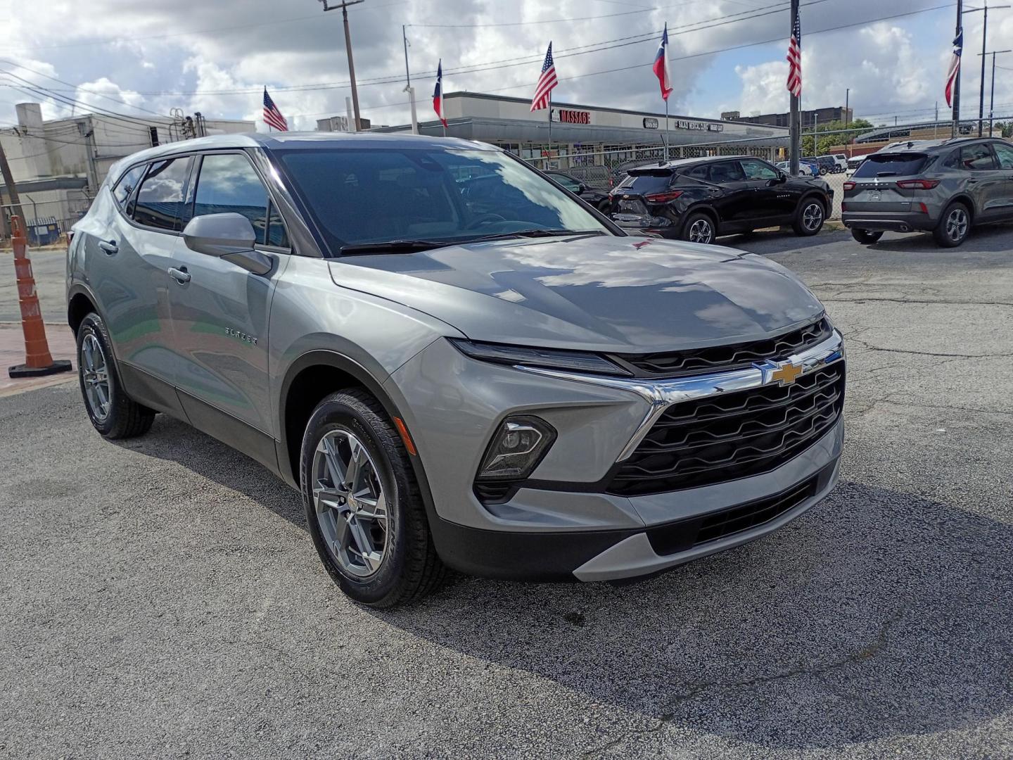 2025 Silver Chevrolet Blazer 2LT (3GNKBCR45SS) with an 2.0L L4 DOHC 16 TURBO engine, 9A transmission, located at 1842 Wirt Road, Houston, TX, 77055, (713) 973-3903, 29.805330, -95.484787 - Photo#6