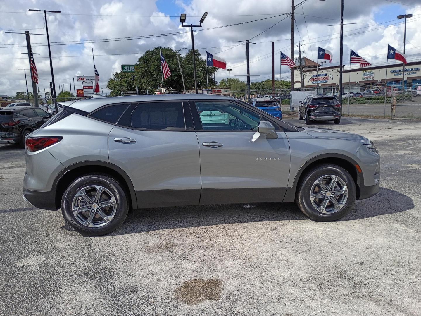 2025 Silver Chevrolet Blazer 2LT (3GNKBCR45SS) with an 2.0L L4 DOHC 16 TURBO engine, 9A transmission, located at 1842 Wirt Road, Houston, TX, 77055, (713) 973-3903, 29.805330, -95.484787 - Photo#5
