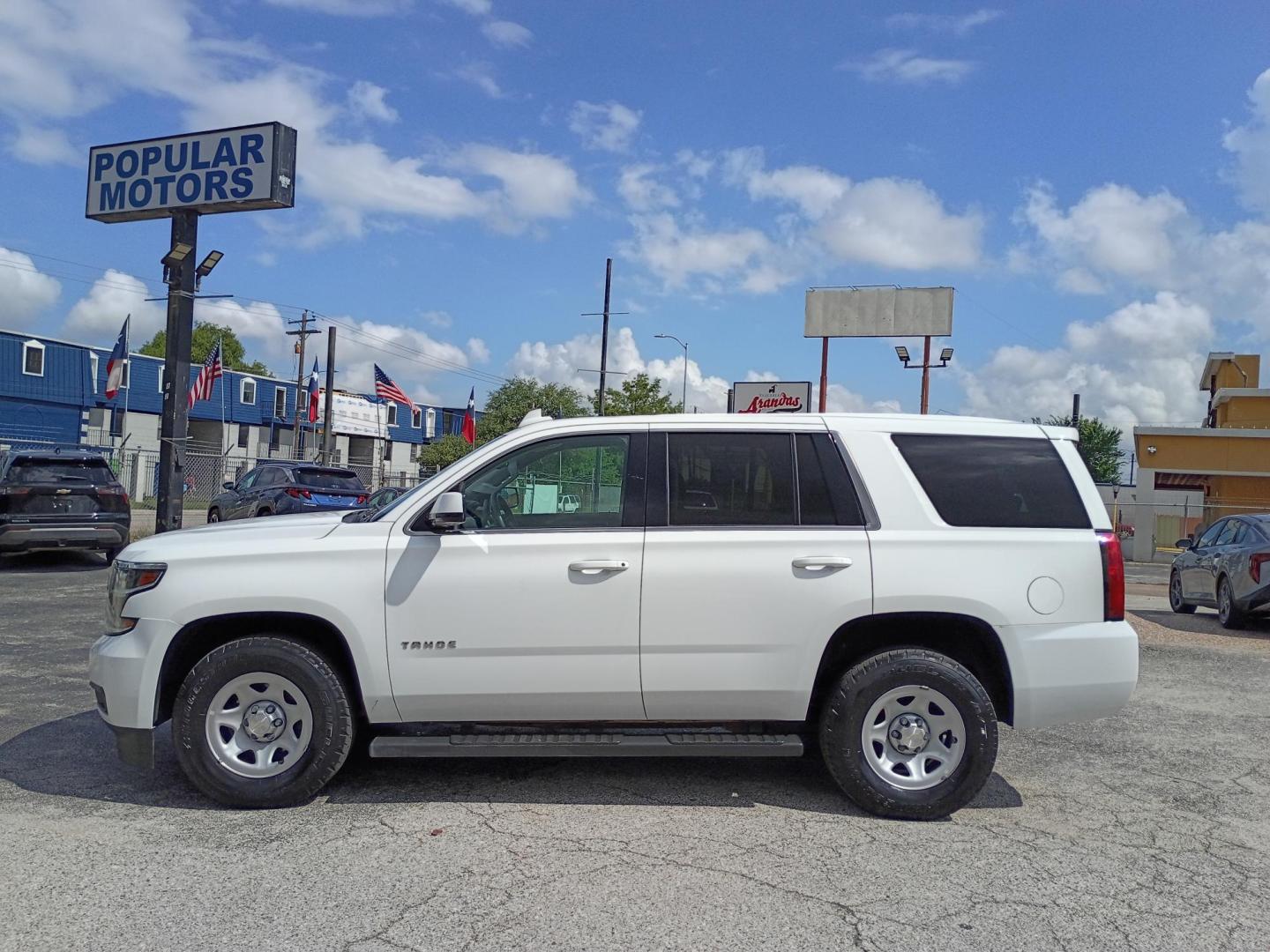 2020 White /Black Chevrolet Tahoe FL 2WD (1GNSCEEC6LR) with an 5.3L V8 OHV 16V engine, 6A transmission, located at 1842 Wirt Road, Houston, TX, 77055, (713) 973-3903, 29.805330, -95.484787 - Photo#1