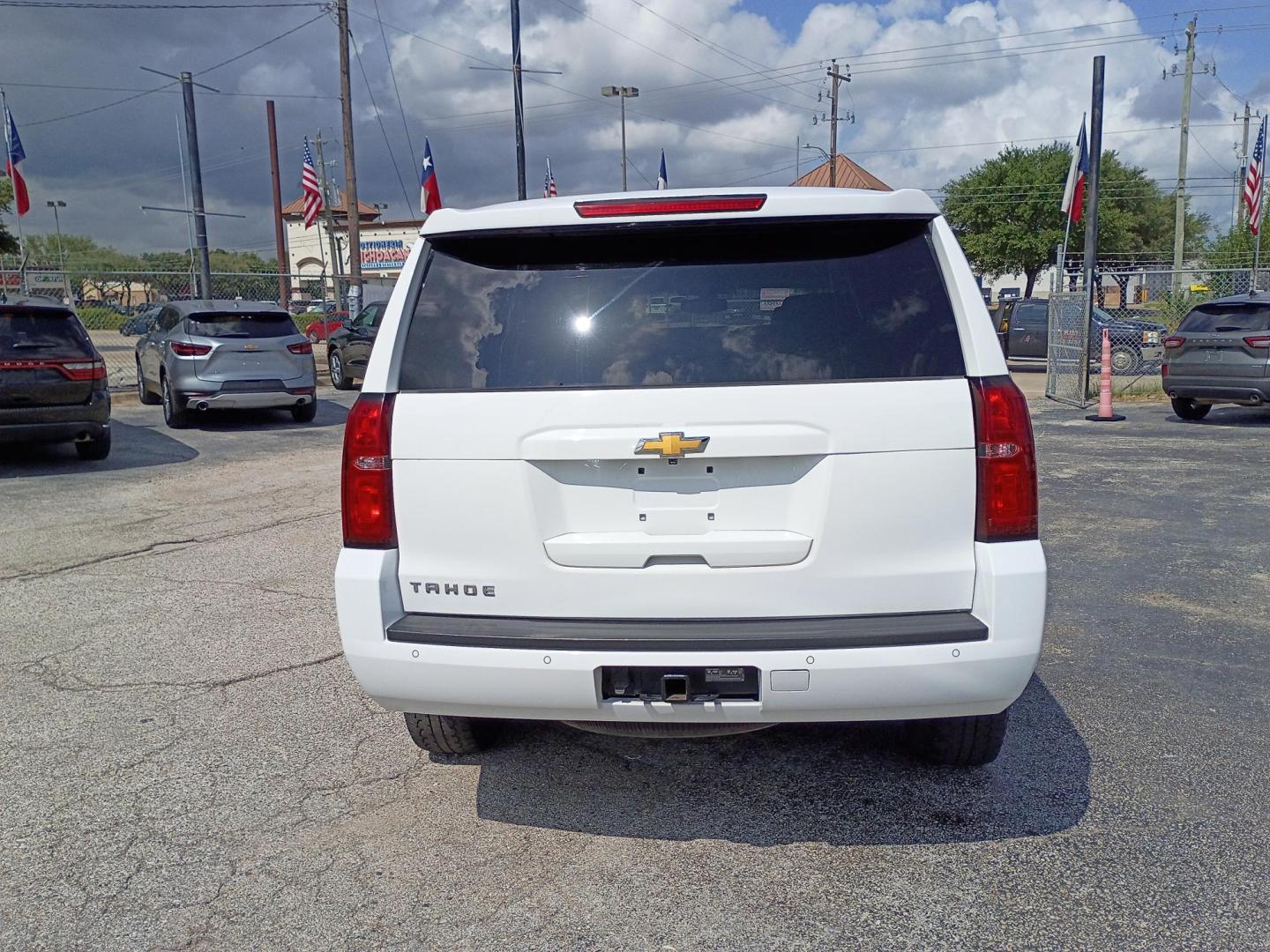 2020 White /Black Chevrolet Tahoe FL 2WD (1GNSCEEC6LR) with an 5.3L V8 OHV 16V engine, 6A transmission, located at 1842 Wirt Road, Houston, TX, 77055, (713) 973-3903, 29.805330, -95.484787 - Photo#3