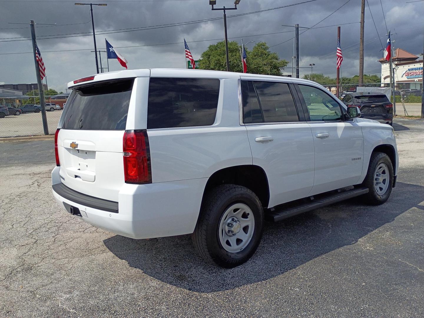 2020 White /Black Chevrolet Tahoe FL 2WD (1GNSCEEC6LR) with an 5.3L V8 OHV 16V engine, 6A transmission, located at 1842 Wirt Road, Houston, TX, 77055, (713) 973-3903, 29.805330, -95.484787 - Photo#4