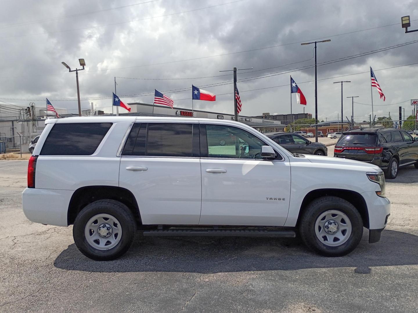2020 White /Black Chevrolet Tahoe FL 2WD (1GNSCEEC6LR) with an 5.3L V8 OHV 16V engine, 6A transmission, located at 1842 Wirt Road, Houston, TX, 77055, (713) 973-3903, 29.805330, -95.484787 - Photo#5