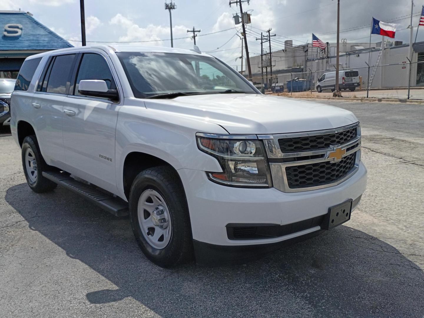 2020 White /Black Chevrolet Tahoe FL 2WD (1GNSCEEC6LR) with an 5.3L V8 OHV 16V engine, 6A transmission, located at 1842 Wirt Road, Houston, TX, 77055, (713) 973-3903, 29.805330, -95.484787 - Photo#6