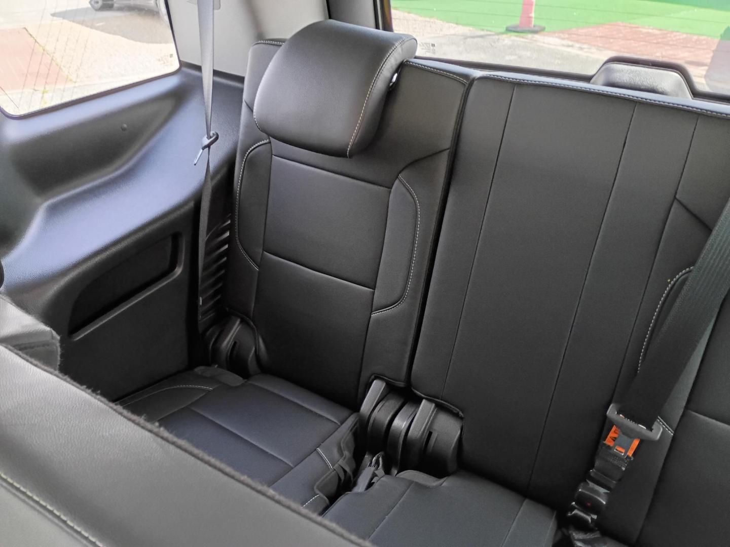 2020 White /Black Chevrolet Tahoe FL 2WD (1GNSCEEC6LR) with an 5.3L V8 OHV 16V engine, 6A transmission, located at 1842 Wirt Road, Houston, TX, 77055, (713) 973-3903, 29.805330, -95.484787 - Photo#11