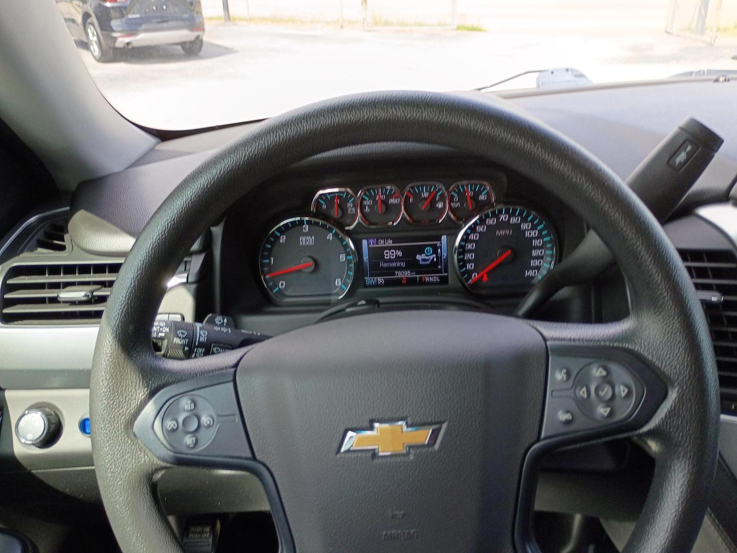 2020 White /Black Chevrolet Tahoe FL 2WD (1GNSCEEC6LR) with an 5.3L V8 OHV 16V engine, 6A transmission, located at 1842 Wirt Road, Houston, TX, 77055, (713) 973-3903, 29.805330, -95.484787 - Photo#14