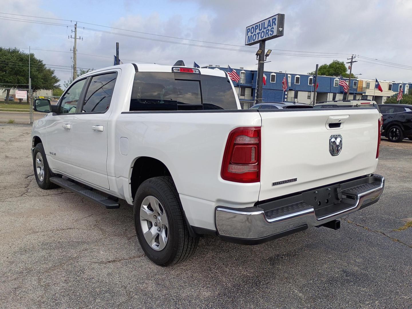 2022 White RAM 1500 Big Horn Crew Cab SWB 2WD (1C6RREFG9NN) with an 3.6L V6 DOHC 24V engine, 8A transmission, located at 1842 Wirt Road, Houston, TX, 77055, (713) 973-3903, 29.805330, -95.484787- Photo#2