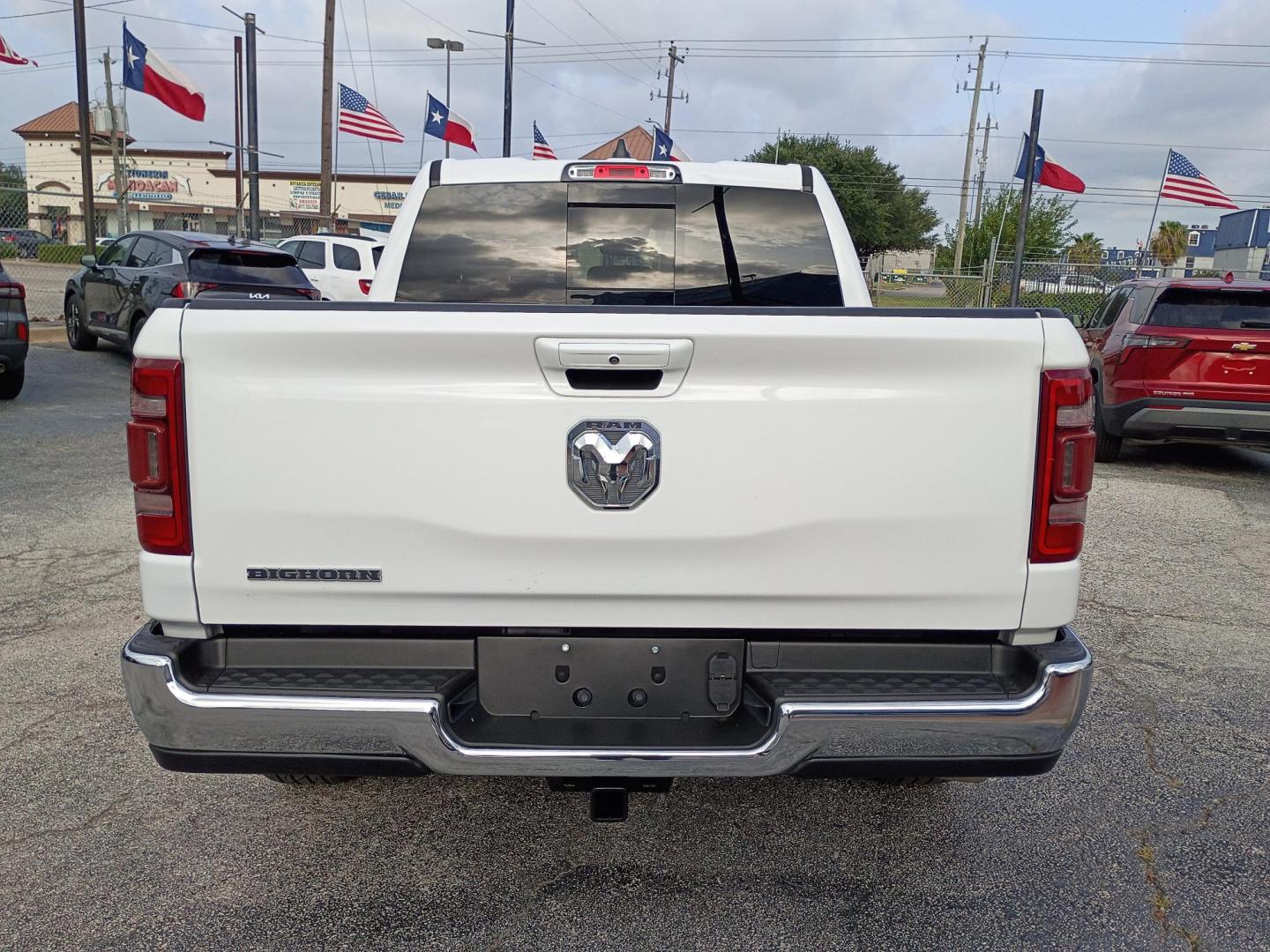 2022 White RAM 1500 Big Horn Crew Cab SWB 2WD (1C6RREFG9NN) with an 3.6L V6 DOHC 24V engine, 8A transmission, located at 1842 Wirt Road, Houston, TX, 77055, (713) 973-3903, 29.805330, -95.484787- Photo#3