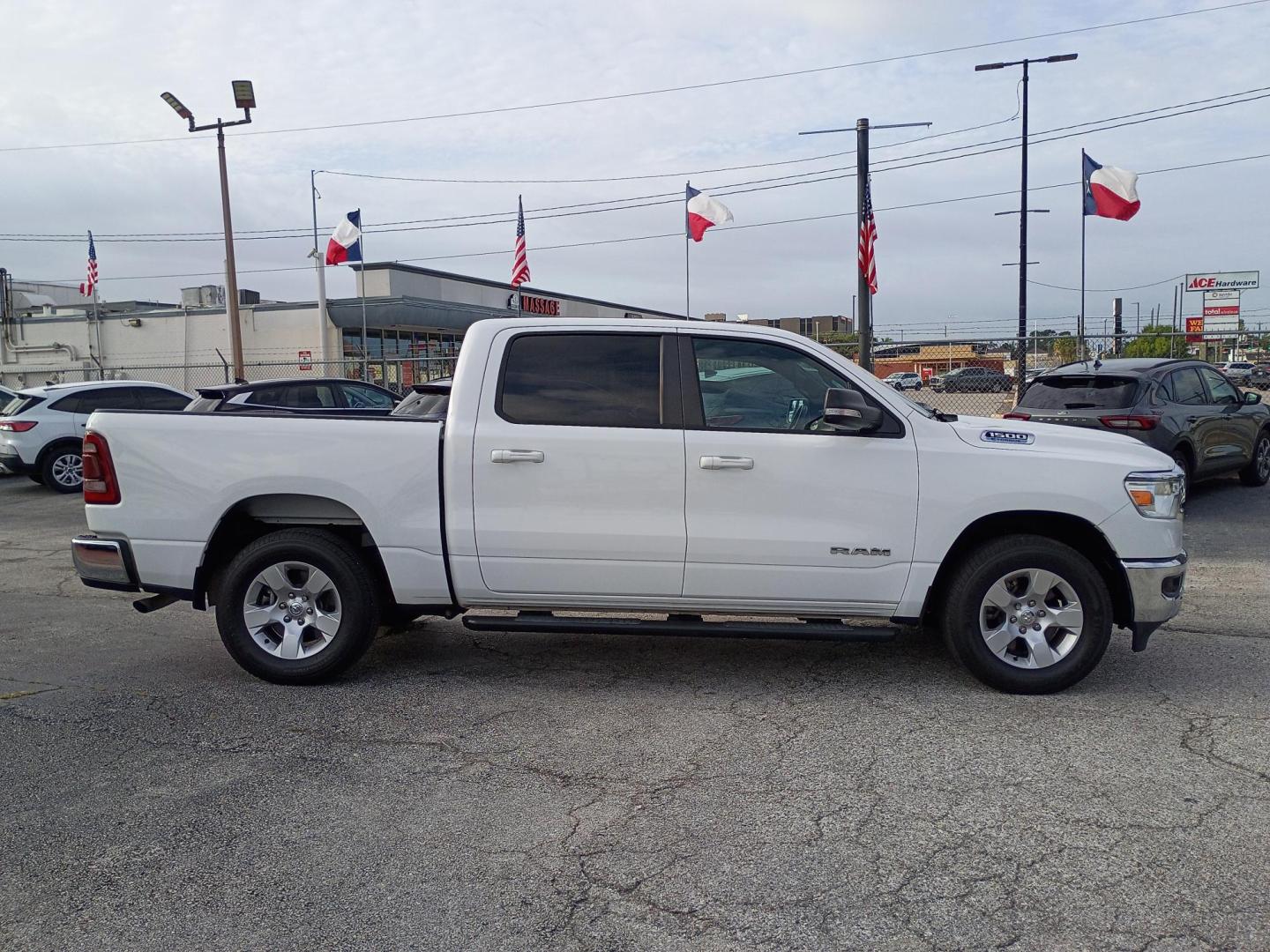 2022 White RAM 1500 Big Horn Crew Cab SWB 2WD (1C6RREFG9NN) with an 3.6L V6 DOHC 24V engine, 8A transmission, located at 1842 Wirt Road, Houston, TX, 77055, (713) 973-3903, 29.805330, -95.484787- Photo#5