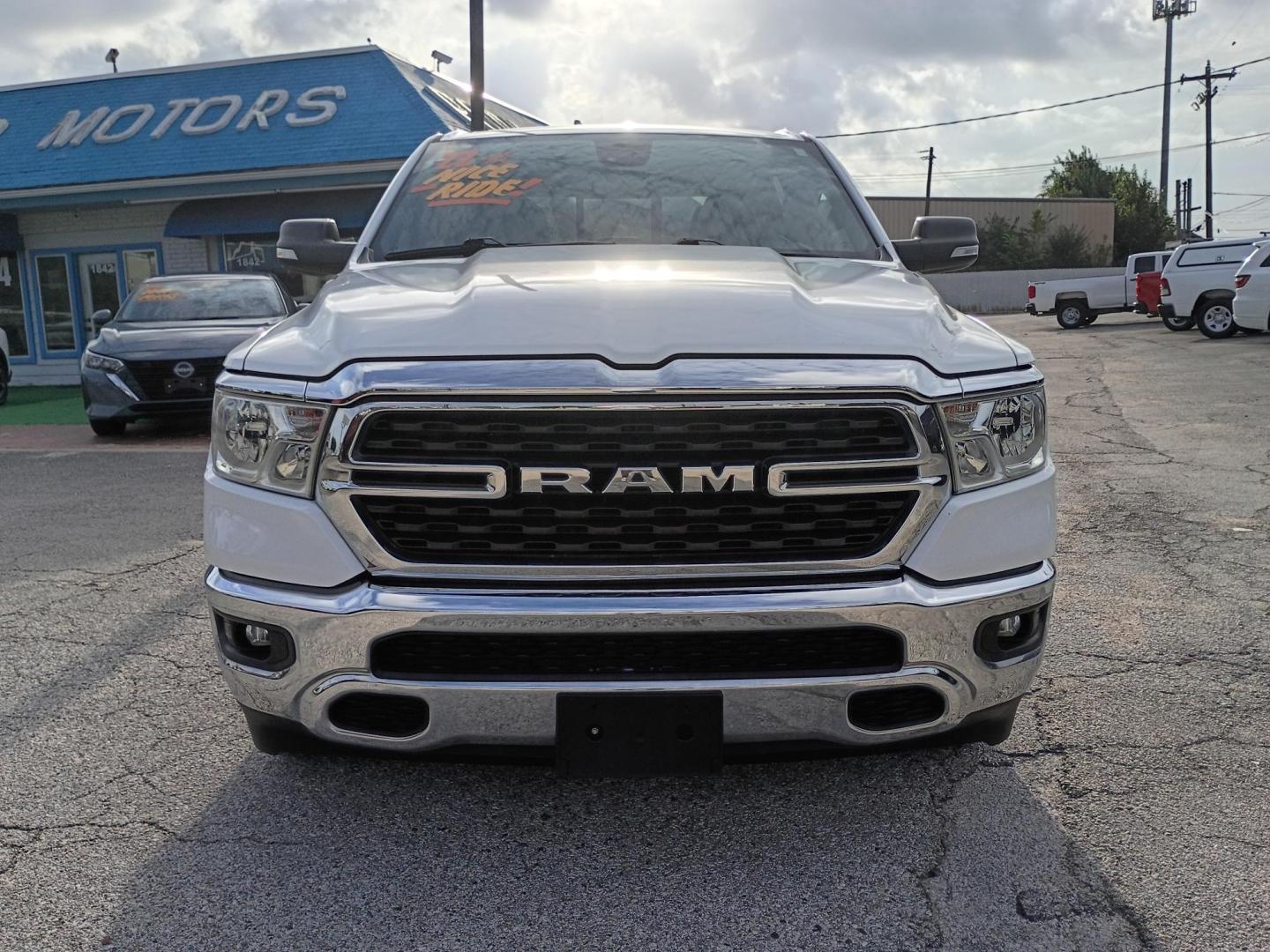 2022 White RAM 1500 Big Horn Crew Cab SWB 2WD (1C6RREFG9NN) with an 3.6L V6 DOHC 24V engine, 8A transmission, located at 1842 Wirt Road, Houston, TX, 77055, (713) 973-3903, 29.805330, -95.484787- Photo#7