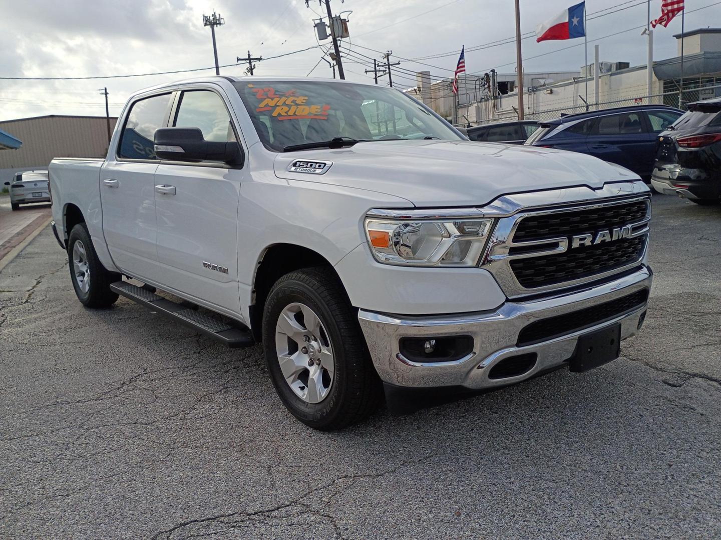 2022 White RAM 1500 Big Horn Crew Cab SWB 2WD (1C6RREFG9NN) with an 3.6L V6 DOHC 24V engine, 8A transmission, located at 1842 Wirt Road, Houston, TX, 77055, (713) 973-3903, 29.805330, -95.484787- Photo#6