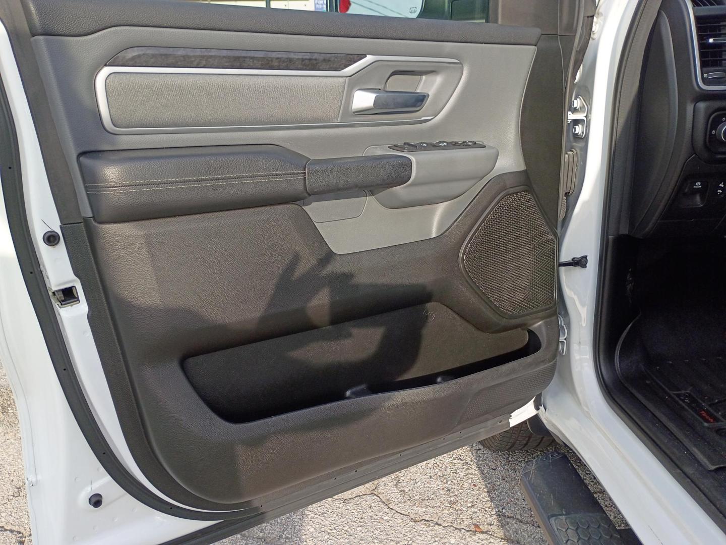 2022 White RAM 1500 Big Horn Crew Cab SWB 2WD (1C6RREFG9NN) with an 3.6L V6 DOHC 24V engine, 8A transmission, located at 1842 Wirt Road, Houston, TX, 77055, (713) 973-3903, 29.805330, -95.484787- Photo#9