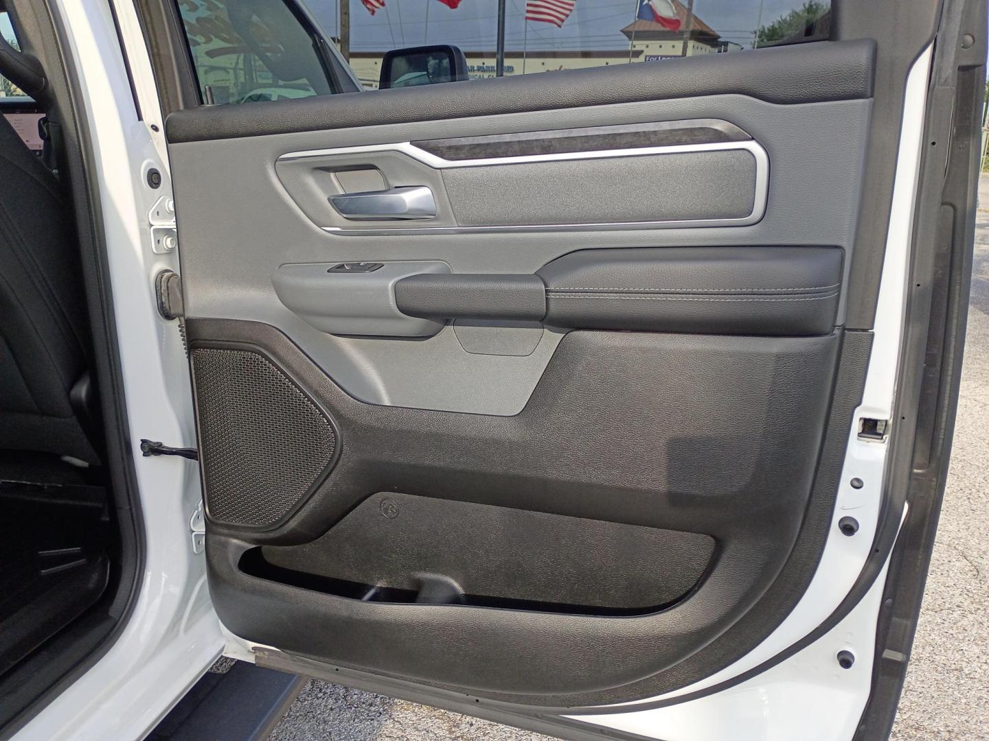 2022 White RAM 1500 Big Horn Crew Cab SWB 2WD (1C6RREFG9NN) with an 3.6L V6 DOHC 24V engine, 8A transmission, located at 1842 Wirt Road, Houston, TX, 77055, (713) 973-3903, 29.805330, -95.484787- Photo#15