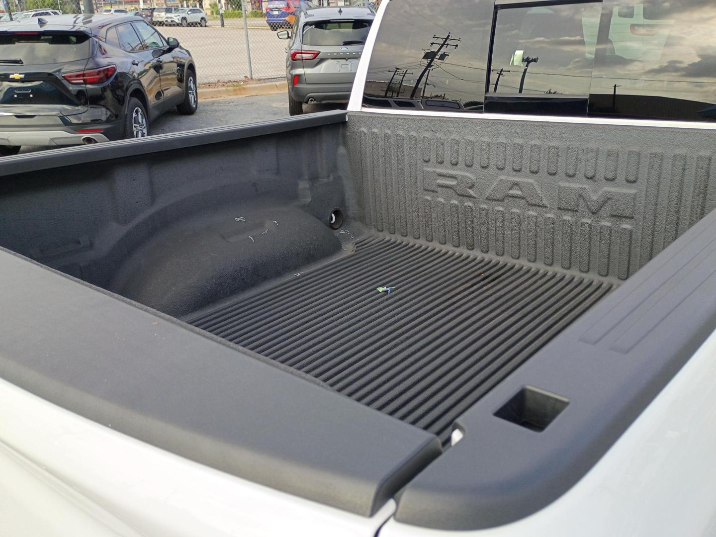 2022 White RAM 1500 Big Horn Crew Cab SWB 2WD (1C6RREFG9NN) with an 3.6L V6 DOHC 24V engine, 8A transmission, located at 1842 Wirt Road, Houston, TX, 77055, (713) 973-3903, 29.805330, -95.484787- Photo#18