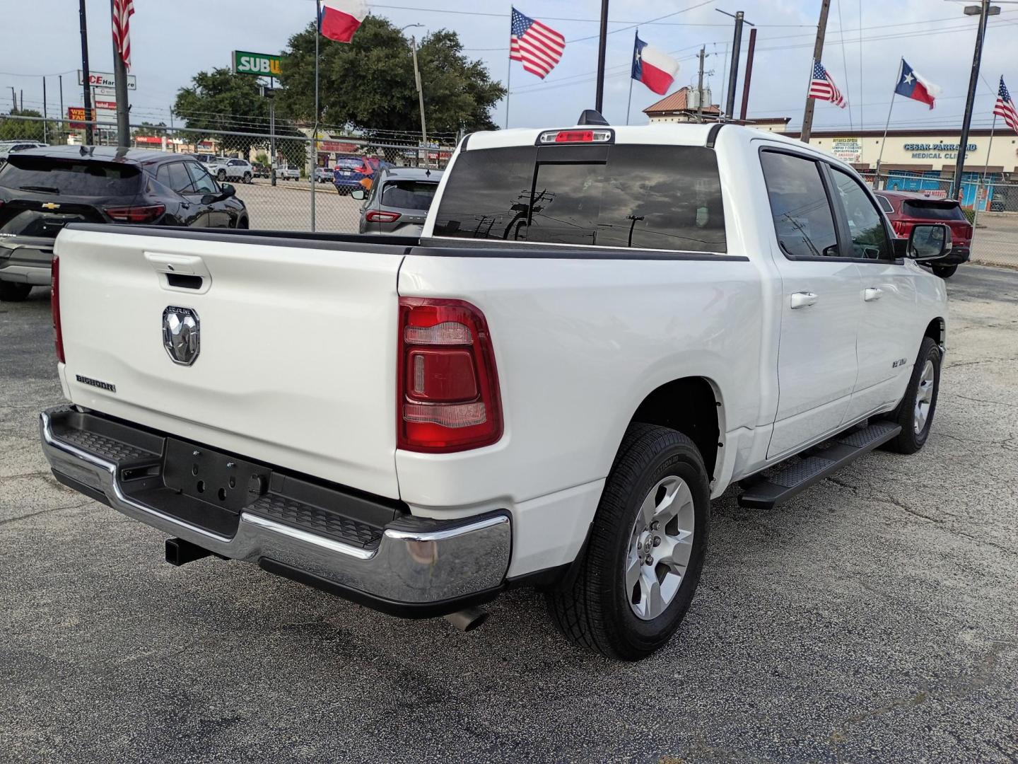 2022 White RAM 1500 Big Horn Crew Cab SWB 2WD (1C6RREFG9NN) with an 3.6L V6 DOHC 24V engine, 8A transmission, located at 1842 Wirt Road, Houston, TX, 77055, (713) 973-3903, 29.805330, -95.484787- Photo#4