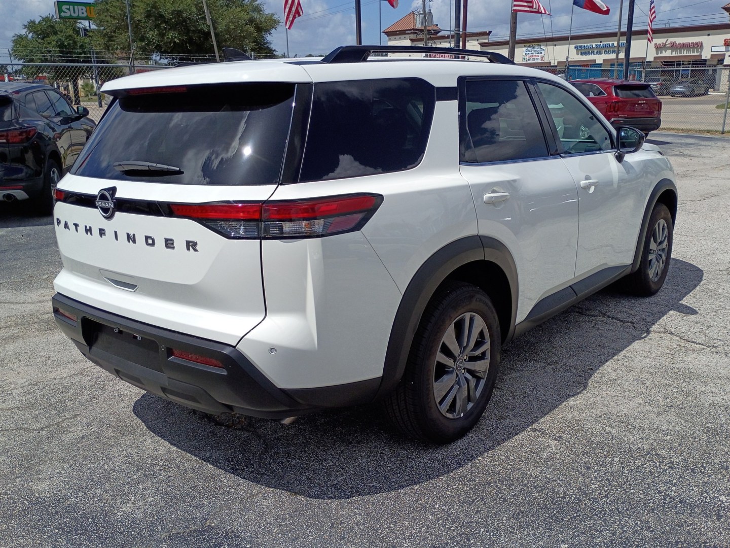 2026 White /Black NISSAN Pathfinder SV (5N1DR3BS8TC) , Automatic transmission, located at 1842 Wirt Road, Houston, TX, 77055, (713) 973-3903, 29.805330, -95.484787- Photo#4
