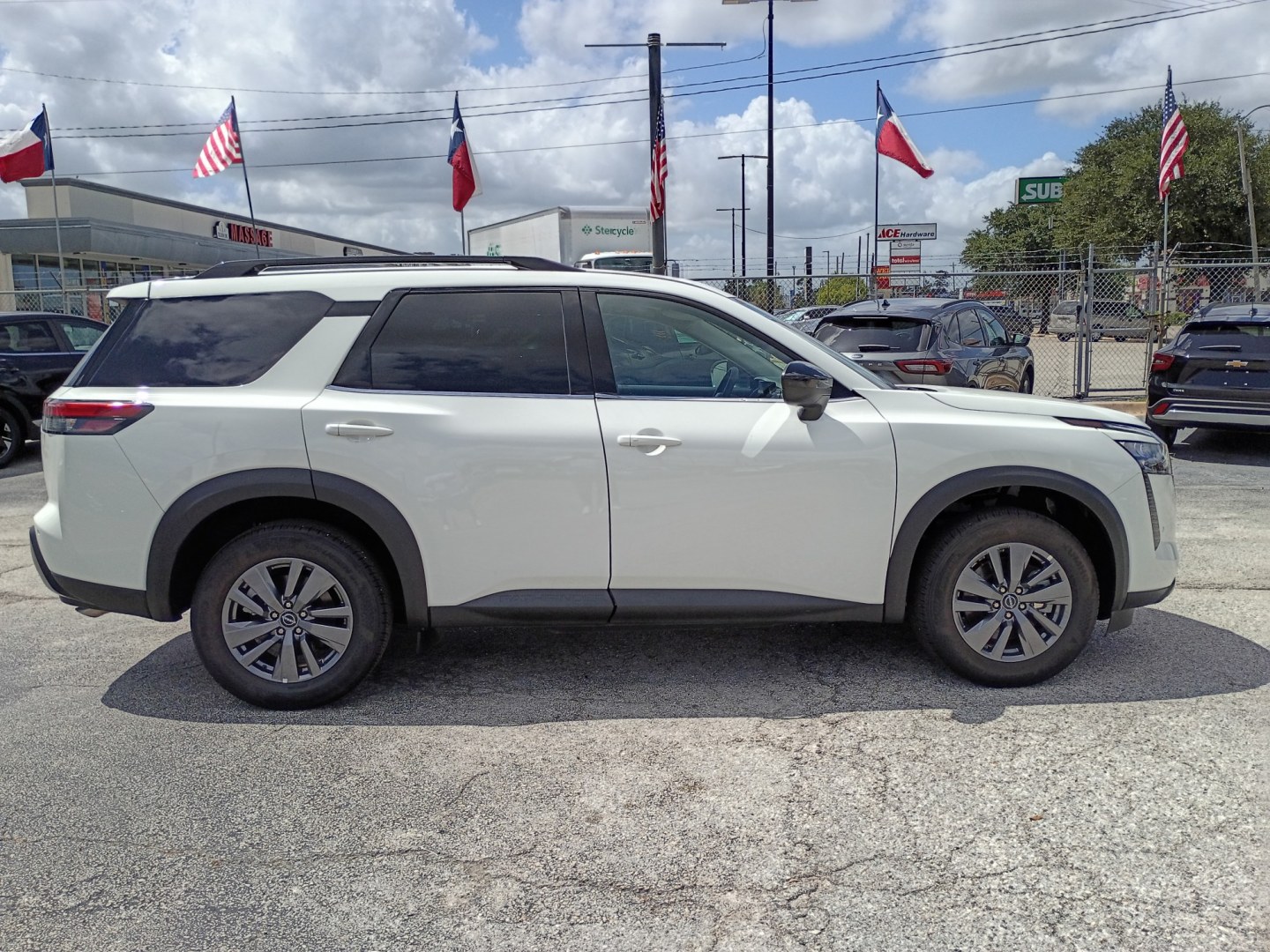 2026 White /Black NISSAN Pathfinder SV (5N1DR3BS8TC) , Automatic transmission, located at 1842 Wirt Road, Houston, TX, 77055, (713) 973-3903, 29.805330, -95.484787- Photo#5