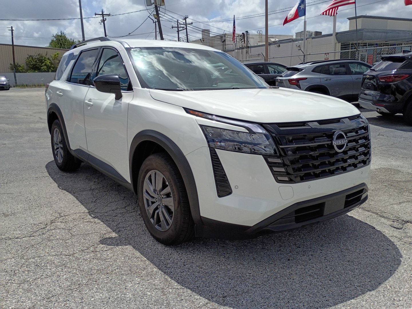 2026 White /Black NISSAN Pathfinder SV (5N1DR3BS8TC) , Automatic transmission, located at 1842 Wirt Road, Houston, TX, 77055, (713) 973-3903, 29.805330, -95.484787- Photo#6