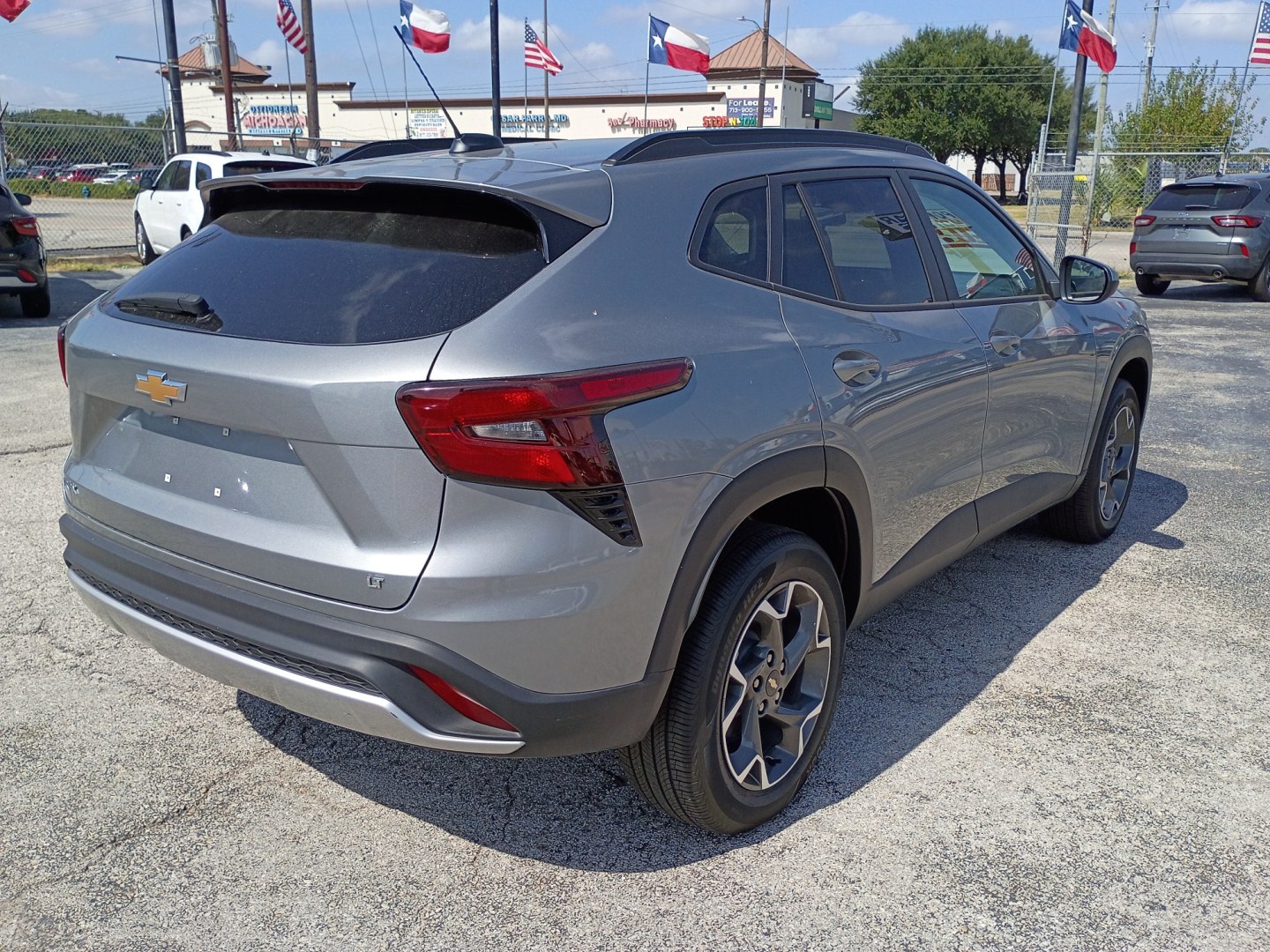 2025 Gray /Black Chevrolet Trax LT (KL77LHEP1SC) with an 1.2L L3 TURBO engine, 6A transmission, located at 1842 Wirt Road, Houston, TX, 77055, (713) 973-3903, 29.805330, -95.484787- Photo#4