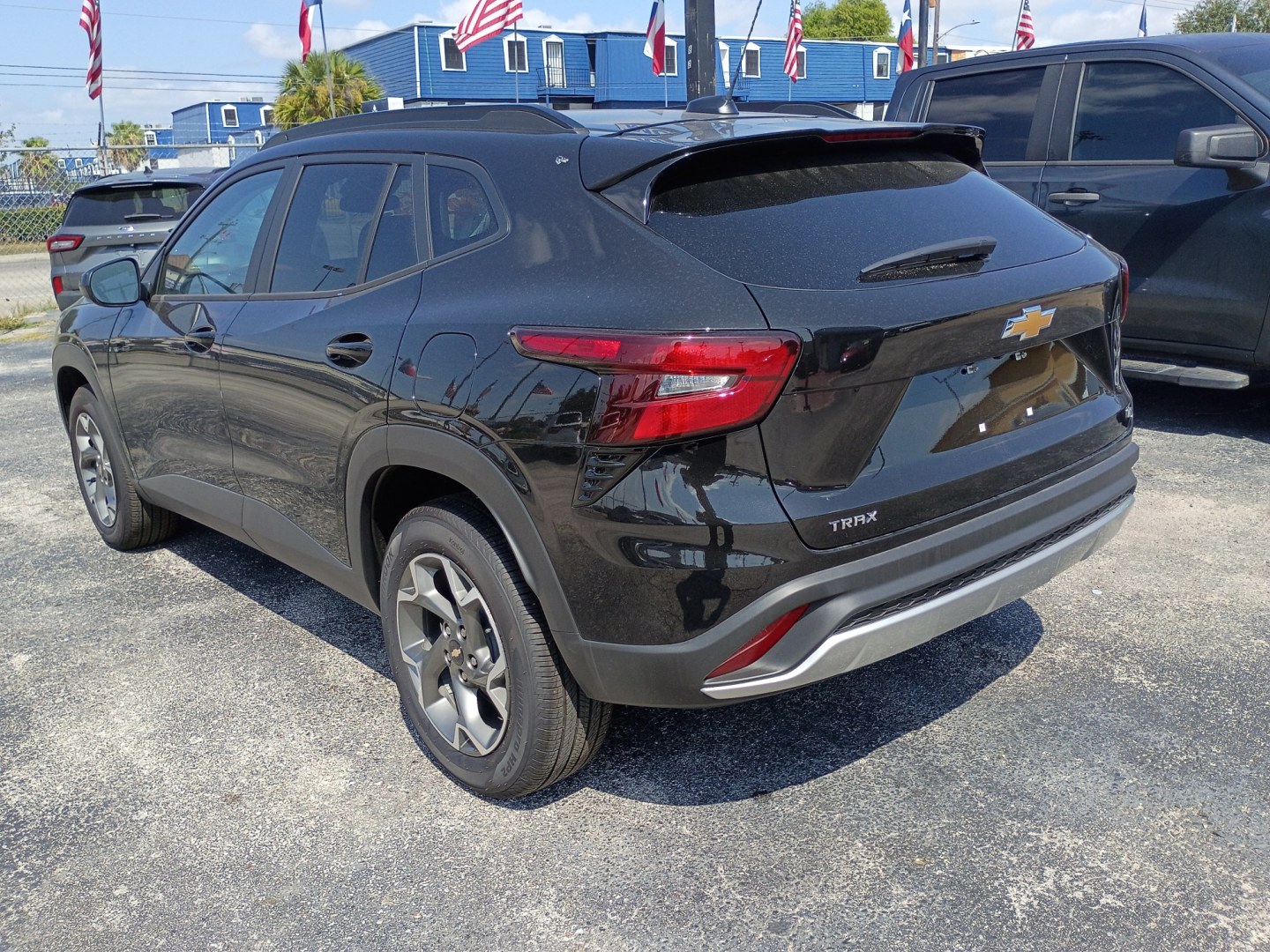 2026 Black /Black CHEVROLET Trax 1LT (KL77LHEP8TC) with an 1.2L L3 TURBO engine, 6A transmission, located at 1842 Wirt Road, Houston, TX, 77055, (713) 973-3903, 29.805330, -95.484787- Photo#2