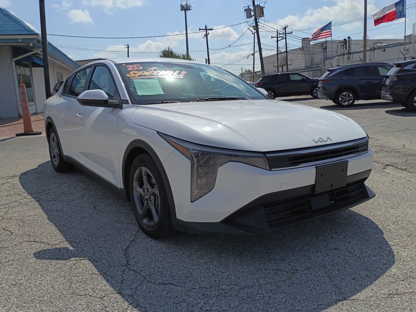 2025 White /Black Kia K4 LX (3KPFT4DE8SE) with an 2.0L L4 DOHC 16V engine, CVT transmission, located at 1842 Wirt Road, Houston, TX, 77055, (713) 973-3903, 29.805330, -95.484787- Photo#6