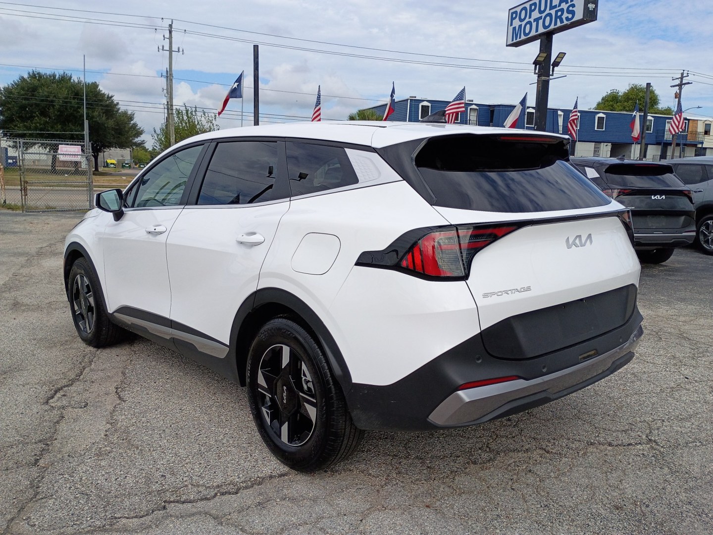 2026 White /Black Kia Sportage LX (5XYK23DF4TG) with an 2.5L V6 DOHC 24V engine, 8A transmission, located at 1842 Wirt Road, Houston, TX, 77055, (713) 973-3903, 29.805330, -95.484787- Photo#2