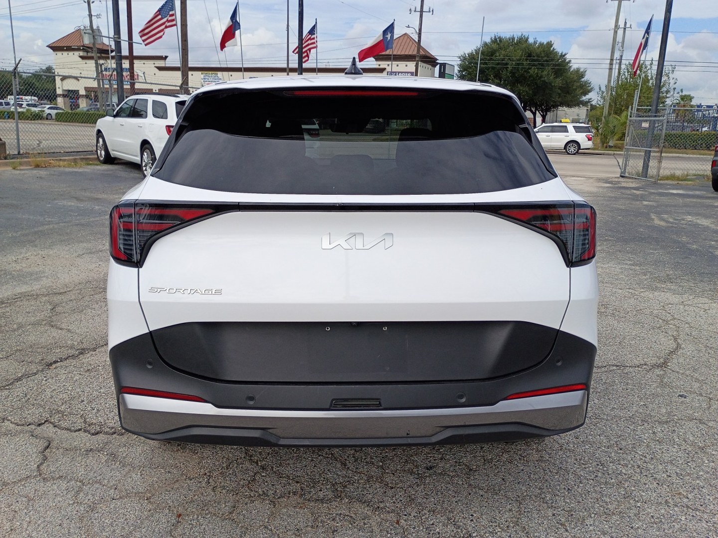 2026 White /Black Kia Sportage LX (5XYK23DF4TG) with an 2.5L V6 DOHC 24V engine, 8A transmission, located at 1842 Wirt Road, Houston, TX, 77055, (713) 973-3903, 29.805330, -95.484787- Photo#3