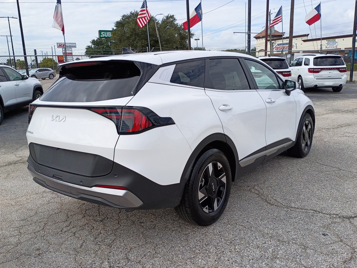 2026 White /Black Kia Sportage LX (5XYK23DF4TG) with an 2.5L V6 DOHC 24V engine, 8A transmission, located at 1842 Wirt Road, Houston, TX, 77055, (713) 973-3903, 29.805330, -95.484787- Photo#4