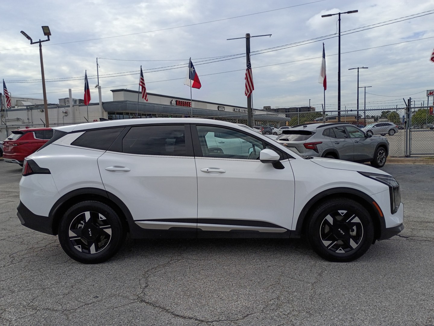2026 White /Black Kia Sportage LX (5XYK23DF4TG) with an 2.5L V6 DOHC 24V engine, 8A transmission, located at 1842 Wirt Road, Houston, TX, 77055, (713) 973-3903, 29.805330, -95.484787- Photo#5