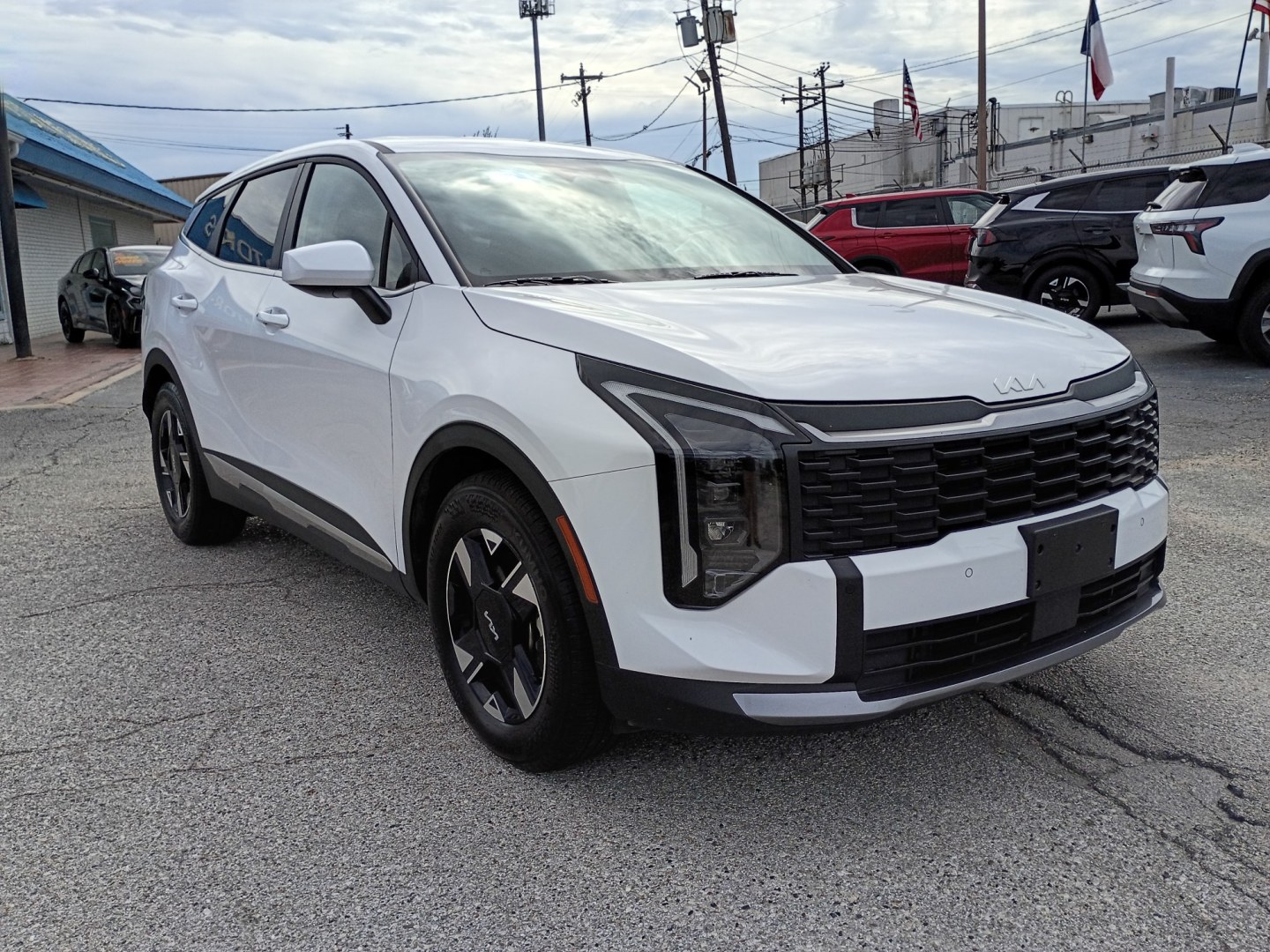 2026 White /Black Kia Sportage LX (5XYK23DF4TG) with an 2.5L V6 DOHC 24V engine, 8A transmission, located at 1842 Wirt Road, Houston, TX, 77055, (713) 973-3903, 29.805330, -95.484787- Photo#6