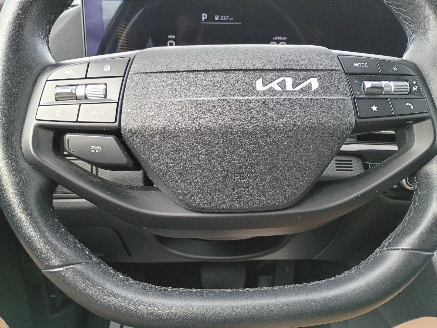 2026 White /Black Kia Sportage LX (5XYK23DF4TG) with an 2.5L V6 DOHC 24V engine, 8A transmission, located at 1842 Wirt Road, Houston, TX, 77055, (713) 973-3903, 29.805330, -95.484787- Photo#18